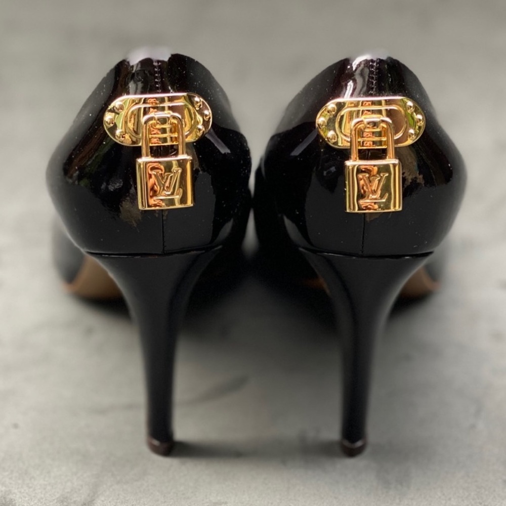 LOUIS VUITTON patent leather lock pumps - Picture 5 of 10
